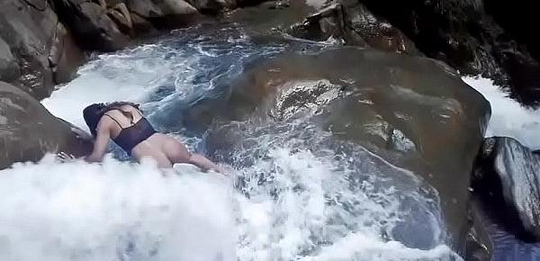  Lilyan se da un chapuzón muy atrevido al borde de una cascada